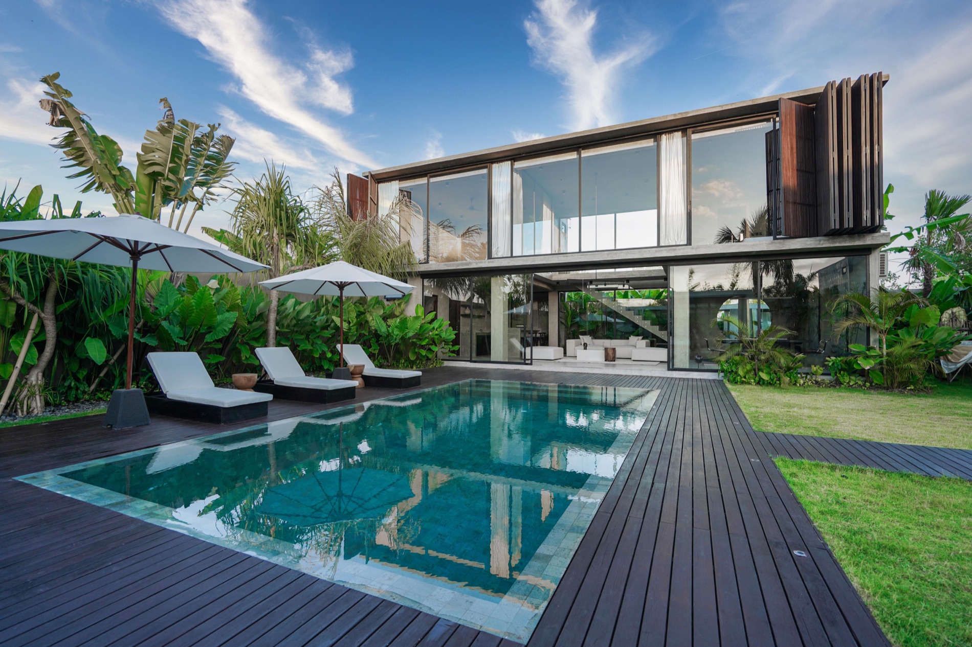 The built Core villa: pool, loungers and glass facade